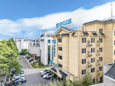 HanTing Hotel (Lijiang Gucheng Airport Shuttle Bus Station) فنادق في ليجيانغ