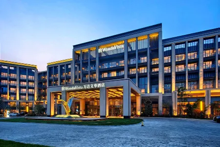 Wanda Vista   Changchun International Movie Metropolis Отели рядом с достопримечательностью «Yatai New City Hotel - Swimming Pool»