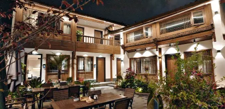 Inthemiddle ofthe courtyardtherearetenmembersoftheWabiSabi styledreamcityindependentcoffeehouse