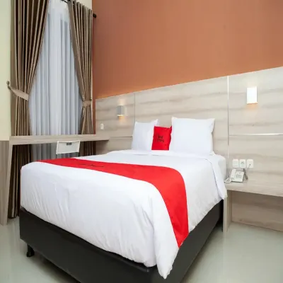 RedDoorz Plus Near Pasundan University