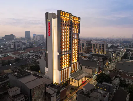 Mövenpick Hotel Jakarta City Centre Отели рядом с достопримечательностью «Централна джамия на Мънтенг»