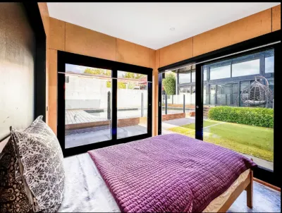 Camberwell Holiday Home With Pool Hotels in 