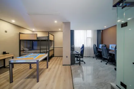 Pai Esports Hotel (Xiangcheng Lianhua Avenue People's Park Branch) Отели рядом с достопримечательностью «Nandun Ancient City»