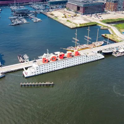 Botel Hotel dekat NDSM Werf