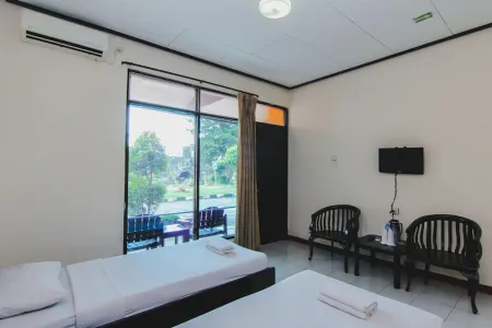 Borobudur Indah Hotel Отели рядом с достопримечательностью «Statue of Prince Diponegoro»