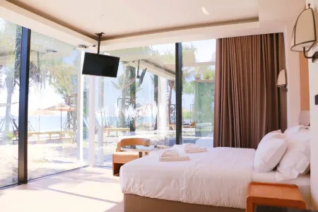 Mirror Mirror Hotel Cafe & Restaurant Отели рядом с достопримечательностью «Dropzone Thailand»