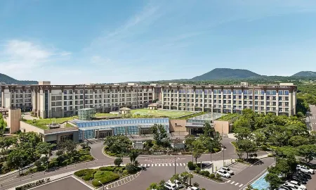 Landing Jeju Shinhwa World Hotels & Resorts Отели рядом с достопримечательностью «Bonte Museum»