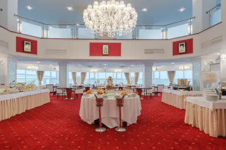 Marins Grand Hotel Астрахань (Маринс Гранд Отель Астрахань) Отели рядом с достопримечательностью «Памятник Омару Хайяму»