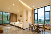 Zhaosu Mountain and Valley B&B - parking