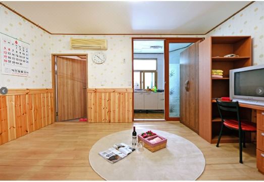 가성비 좋은 숙소의 아늑한 객실 내부