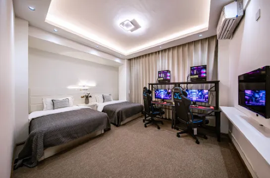 Jingyue E-Sports Hotel (Dali Erhai Park Railway Station)