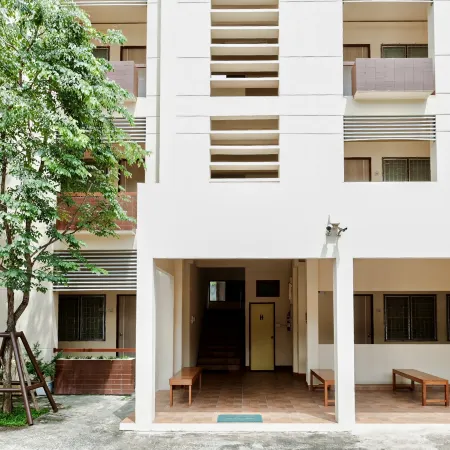 Thong Poon Apartment Chiang Mai Отели рядом с достопримечательностью «Храм Ват-Суан-Док»