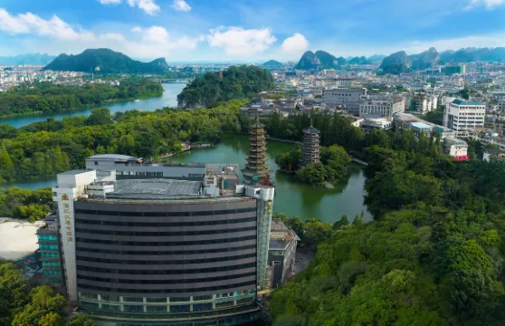 桂林灕江大瀑布飯店（象鼻山兩江四湖店）