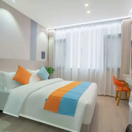 Tongxin Homestay (Kunming Railway Station Shuangqiao Night Market Style Street)