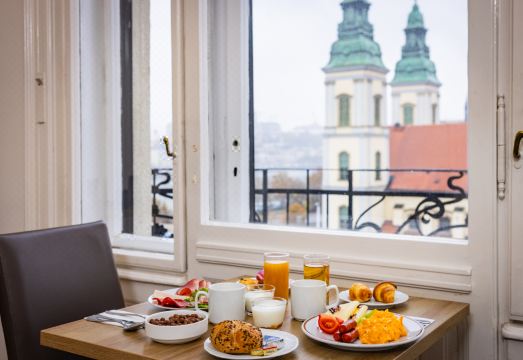 부다페스트 호텔 로비 전경