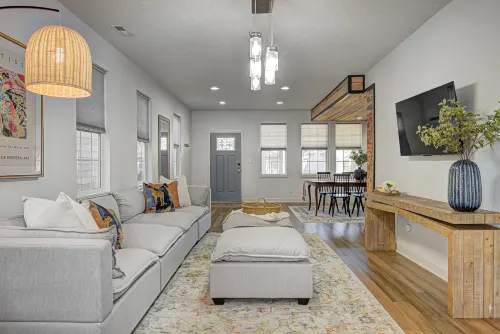 Spacious Renovated Home Near Attractions - บังกะโล