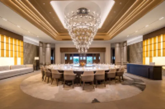 Yanguan Chaolezhicheng Old Town Hotel