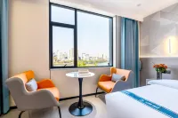 Pojing Hotel (Liuzhou Five-Star Commercial Pedestrian Street Jiangbin Park Branch) - balcony