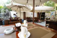 Triple garden view hotel - 3 ดาว