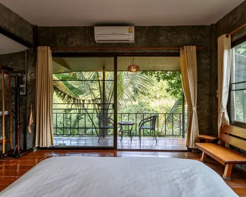 Lion Cafe Resort Hotels in Hang Dong