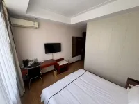 Home Inn Huayi Hotel (Daqing West Railway Station Kunlun Tangren Center) - Parking
