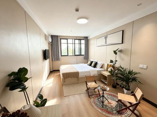 Zhongrui Serviced Apartment (Shanghai Wild Animal Park)