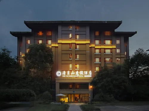 Emeishan Danyueshan Vacation Homestay (Emeishan High-Speed Railway Station Baoguo Temple) - Condos