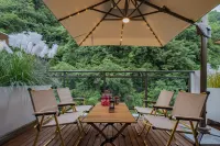 Weijianshan Homestay (Shennongjia Muyuzhen Xiangxi Street Branch)