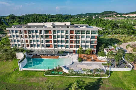 Serene  Jade  Hotel Отели рядом с достопримечательностью «Seventy-two Waterways»