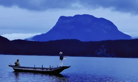 Lugu Lake Zaichuan Chief Quanhu Shengjing Designer Resort Hotel (Mosuo Goddess Panorama) Отели рядом с достопримечательностью «Rigg Viewing Platform»