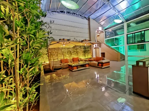 Global 60,000 Miles International Hotel (Shangri-La Dukezong Ancient City)