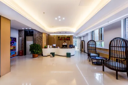 Shengyi Light Luxury Hotel (Chengde South Station Store)