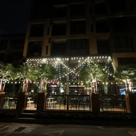 Ramada Tenn Ekamai Отели рядом с достопримечательностью «Торговый центр DONKI Thonglor»