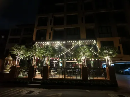 Ramada by Wyndham Bangkok Ten Ekamai Residences Отели рядом с достопримечательностью «A R Sutton & Co Engineers Siam»