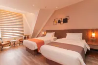 โรงแรมโฮมอินน์ พลัส (ศูนย์ศิลปะการแสดงอูโจว พลาซ่า เต๋อหยาง)