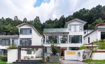 Flower Building Fengxutai Hot Spring Homestay (Laojunshan Yunjing Cableway Branch)