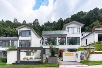 Floral Hotel· Fengxutai Hot Spring Homestay (Laojunshan Yunjing Cableway Branch) Отели в г. Лоян