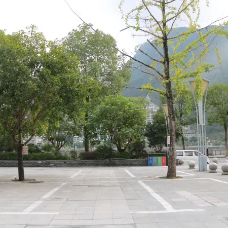 River & Holiday Rezen Hotel Pengshui