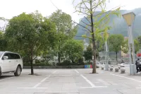 River & Holiday Rezen Hotel Pengshui - parking