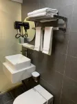 Lai Xinyuan Light Luxury Hotel (Taizhou Jiaojiang Pier 7 Store)