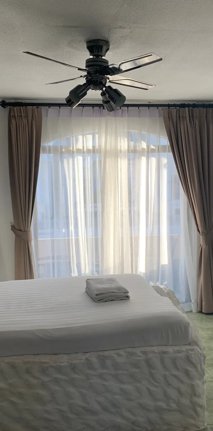 ห้องเตียงใหญ่ พร้อมระเบียง