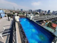 โรงแรมฮีโร่ส์ - สระว่ายน้ำบนดาดฟ้า