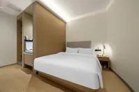 Starway Hotel (Wuhan Macau Road Children's Hospital) Hotels near LIANG PIN PU ZI NA HU WU DIAN