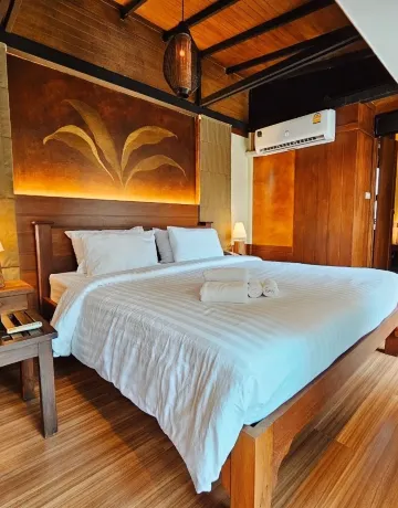 ห้องเตียงใหญ่ริมสระน้ำ