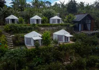 Alam Kita Glamping & Plantation Hotel berhampiran Banyumala twin waterfalls