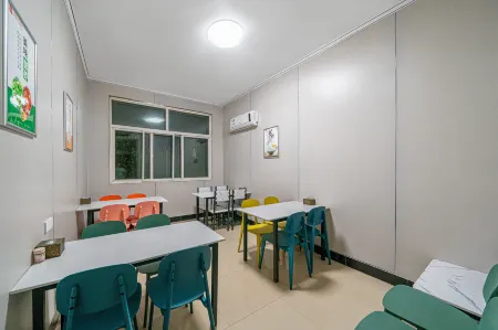 Junyi Chain Hotel (Wenxian Bus Station)