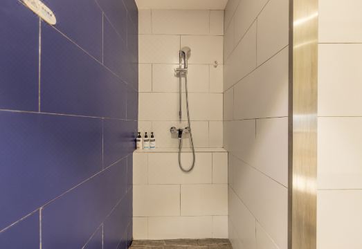 2. 홀리데이 인 익..