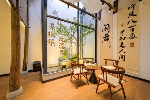 Jingdezhen glaze art accommodation (Taoxichuan cultural and creative block store)