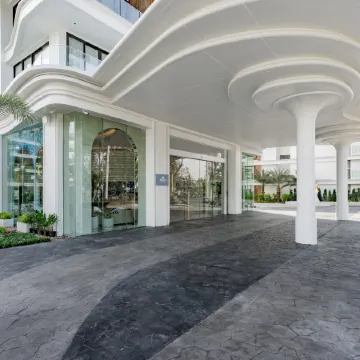 Kora Beach Resort Phuket Отели рядом с достопримечательностью «Пляж Наитхон»
