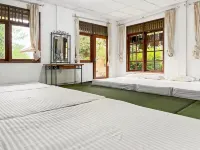 Large Bogor Villa w/ Pool, BBQ Grill& Fishing Spot Hotels in Cigombong
